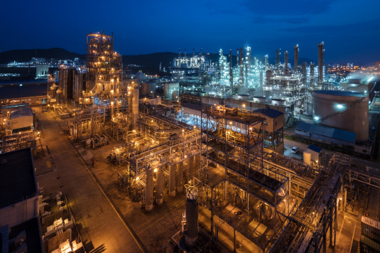 대림산업 여수 석유화학단지 고밀도 폴리에틸렌 공장 야경